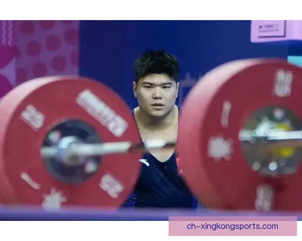 举重比赛：力与技的较量 相机聚焦的瞬间